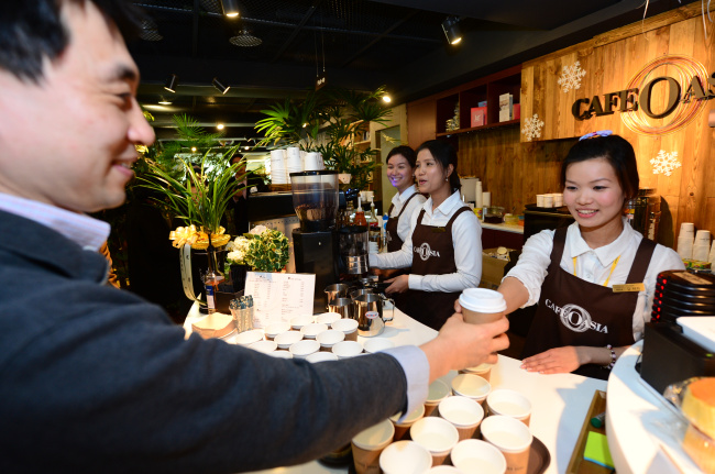 A POSCO employee orders coffee at Café Oasia. (POSCO)