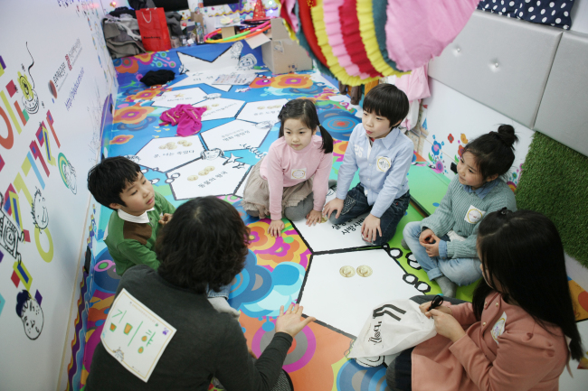 Kids participate in an arts education lesson during the “Moving Arts Bus” trial run in February. (Ministry of Culture, Sports and Tourism)