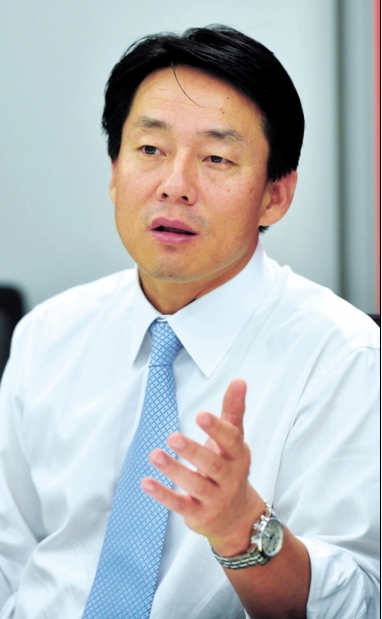 Dell Korea president Kim Kyeong-deog speaks in an interview with The Korea Herald. (Kim Myung-sub/The Korea Herald)