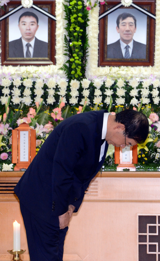 Seoul Mayor Park Won-soon pays his respects at Korea University Hospital in Seoul on Thursday to the seven laborers who died when a construction site flooded Monday. Park, who has been accused of being responsible for the accident, promised a thorough investigation to uncover the cause. (Ahn Hoon/The Korea Herald)