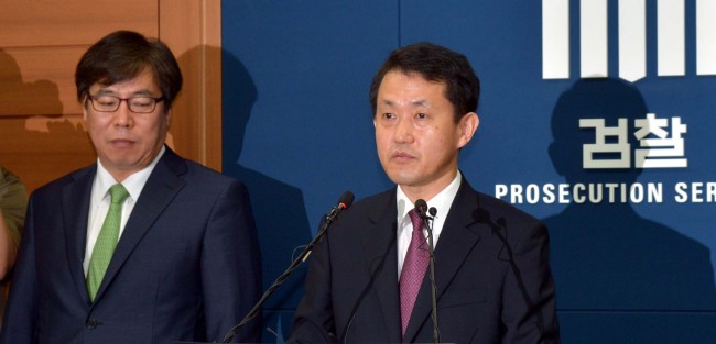 Prosecutor Park Jeong-sik (right) announces the result of an investigation into CJ Group at Seoul Central District Prosecutors’ Office on Thursday. (Kim Myung-sub/The Korea Herald)