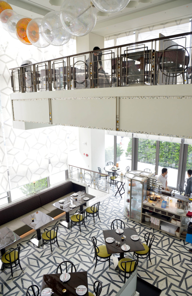 The 85-seat, two-story neo-brasserie Maison de La Categorie boasts gray-and-white geometrical floors, chocolate-hued sofas and chartreuse- and burgundycushioned chairs for an Art Deco-style dining experience. (Kim Myung-sub/The Korea Herald)