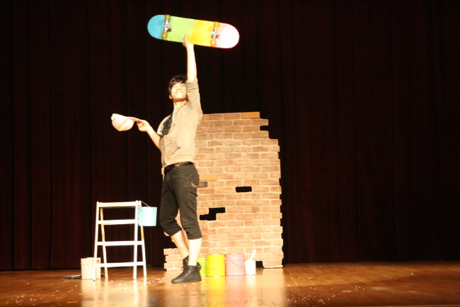 A magician performs at the 2012 Busan International Magic Festival. (Busan International Magic Festival)