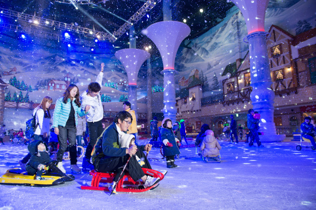 Visitors have fun in the snow-themed park “Snow Park,” located in the Goyang Onemount in Ilsan, Gyeonggi Province. (Onemount)