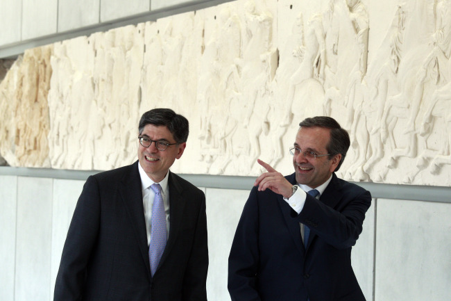 Greek Prime Minister Antonis Samaras (right) and U.S. Treasury Secretary Jack Lew walk inside the new Acropolis Museum in Athens on Sunday. (AP-Yonhap News)