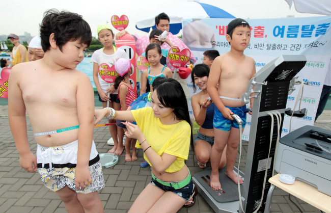 Children participate in an obesity awareness event. (The Korea Herald)