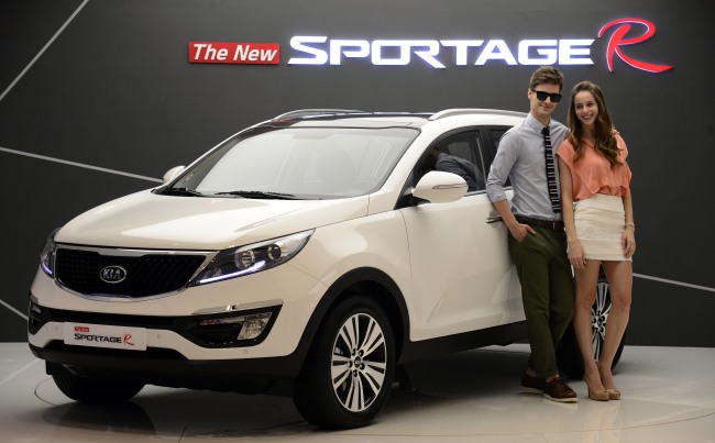 Models pose with Kia Motors’ The New Sportage R, a facelift of the carmaker’s flagship compact SUV that went on sale Tuesday. (Park Hae-mook/The Korea Herald)