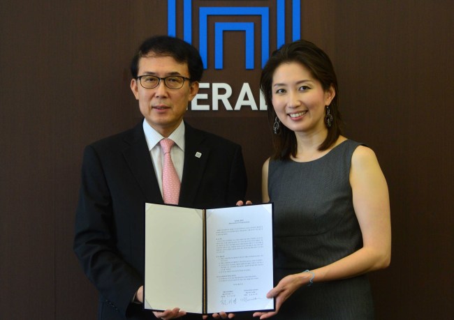 Chon Shi-yong (left), managing editor of The Korea Herald, and Yvonne Yoon-Hee Kim, executive director of the Asia Society Korea Center, pose after signing a memorandum of understanding to hold a monthly joint forum from September in a ceremony at Herald Corp. in Seoul on Wednesday. (Lee Sang-sub/The Korea Herald)