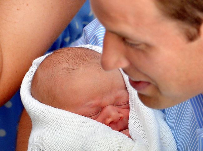Prince William, the Duke of Cambridge, holds his newborn baby boy in front of the world’s media outside the Lindo Wing of St. Mary’s Hospital in London on Tuesday. (AFP-Yonhap News)
