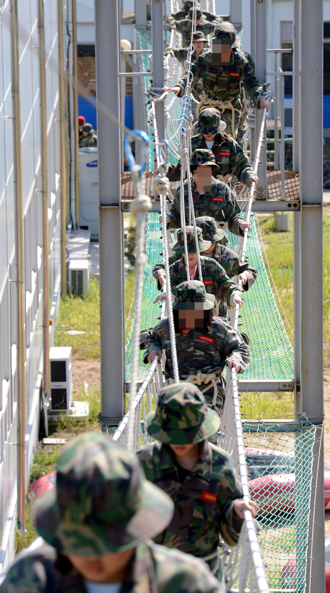 Students particiapte in a private marine camp in Taean County on the west coast. (Korea Herald file photo)