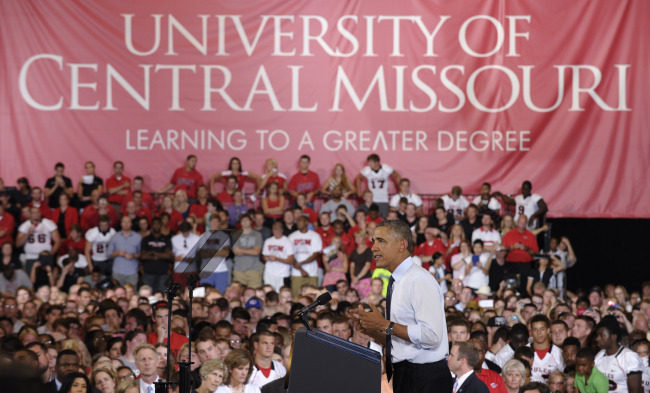 President Barack Obama speaks at the University of Central Missouri in Warrensburg, Missouri, Wednesday. (AP-Yonhap News)