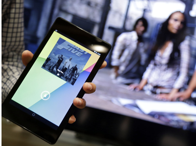 The new Nexus 7 tablet works in conjunction with the Chromecast device to control a television during a Google event in San Francisco on Wednesday. (AP-Yonhap News)