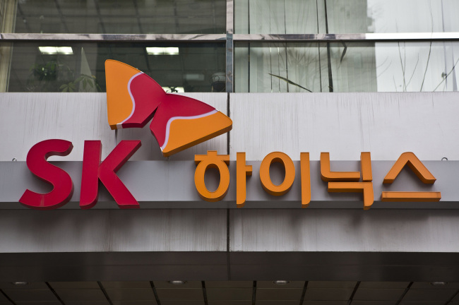 The SK Hynix Inc. logo is displayed above the entrance to the company’s headquarters in Seoul. (Bloomberg)