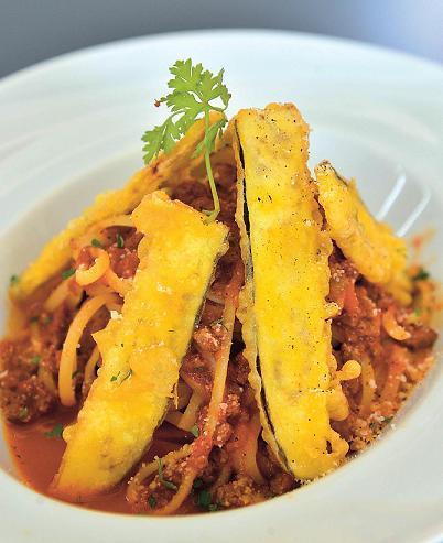 Instant Funk’s fried eggplant and tomato sauce bibim pasta takes its cue from the Japanese tempura over rice dish known as tendon, inviting diners to try dunking the eggplant in the rich, silken sauce before digging in. (Lee Sang-sub/The Korea Herald)