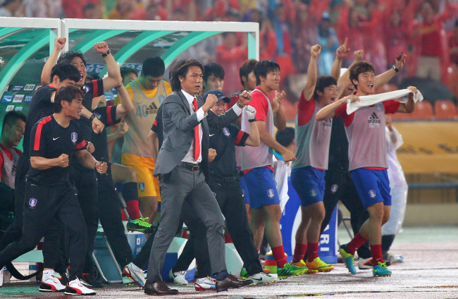 Korea’s head coach Hong Myung-bo (center) was without his Europe-based players for the East Asian Cup. (Yonhap News)