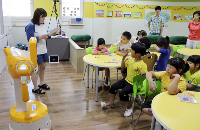 Young children study English at an elementary school in Sejong City. (Yonhap News)