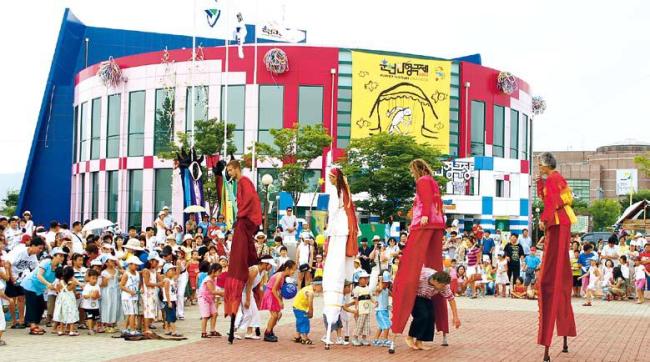 A street performance held during last year’s Puppet Festival Chuncheon (Puppet Festival Chuncheon)