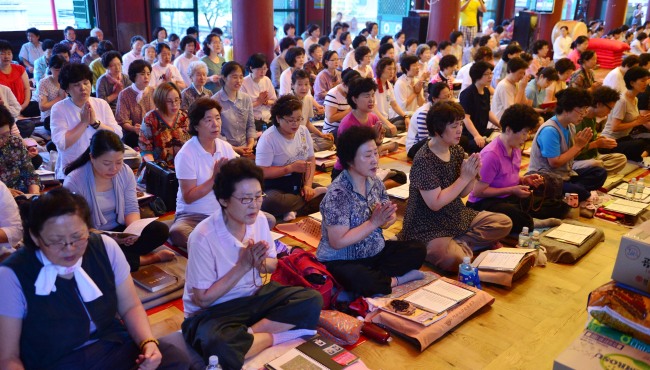 Parents pray for their children preparing for a university entrance exam at Jogyesa Temple in Seoul on Monday, 100 days before the Scholastic Aptitude Test takes place.(Lee Sang-sub/The Korea Herald)