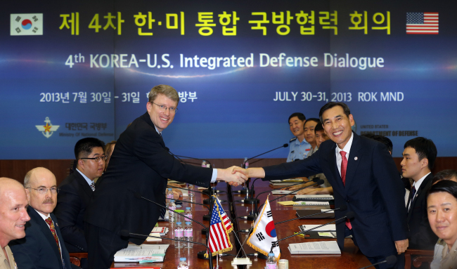 South Korea’s Deputy Defense Minister for Policy Lim Kwan-bin (right) and U.S. Deputy Assistant Secretary for East Asia David Helve shake hands during the Korea-U.S. Integrated Defense Dialogue in Seoul on Tuesday. ( Yonhap News)