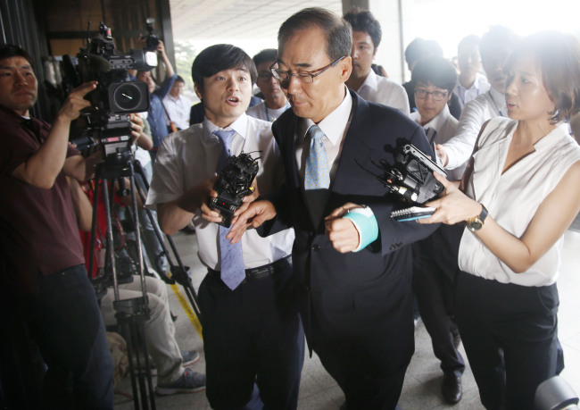 Jeon Goon-pyo, former chief of the national tax agency, arrives at the Seoul Central District Prosecutors` Office in southern Seoul on Thursday. (Yonhap News)