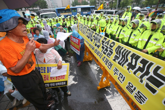 Miryang residents protest in front of the National Assembly in Seoul on July 11 against a plan to build a high-voltage power line connecting Shin-Kori 3 nuclear power plant in Ulsan and a substation in Changnyeong. (Yonhap News)