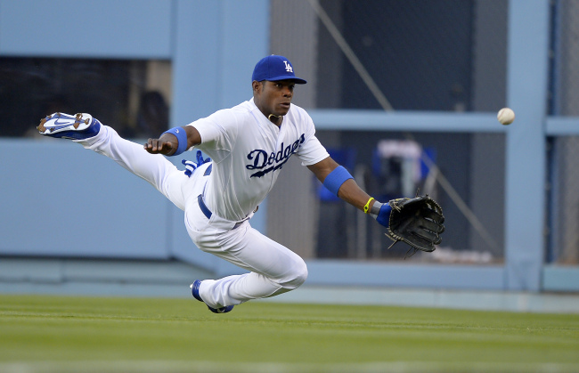 Dodgers right fielder Yasiel Puig attempts a diving catch on Wednesday. (AP-Yonhap News)