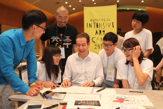 Han Sung Motor CEO Ulf Ausprung (center) participates in a painting program held on Tuesday at Konjiam Resort in Gyeonggi Province. (Han Sung Motor)