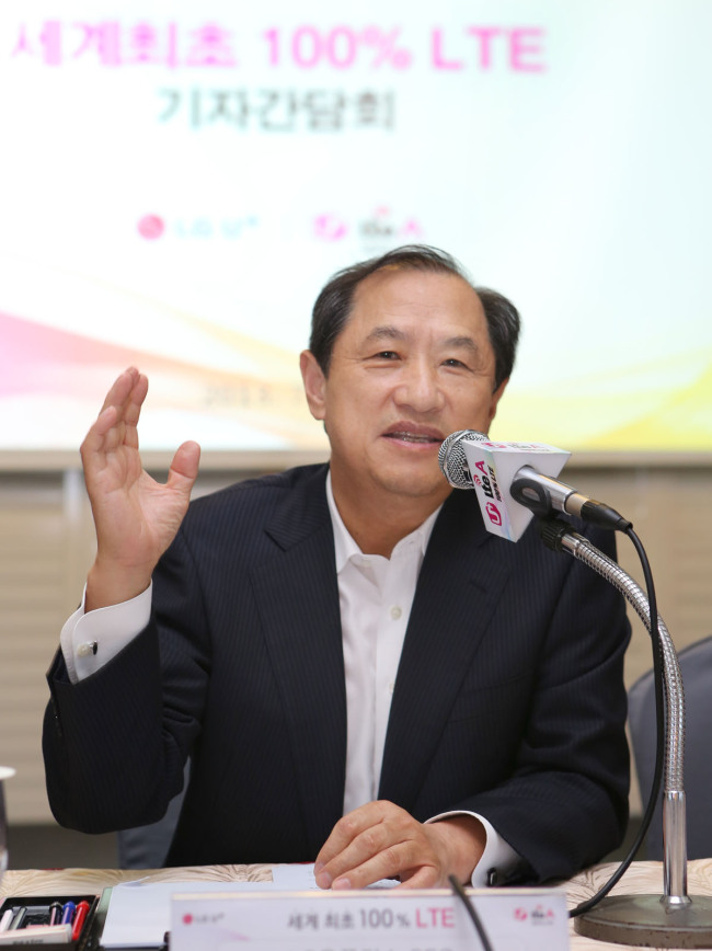 LG Uplus CEO Lee Sang-chul gives a speech at a meeting with reporters Wednesday. (LG Uplus)