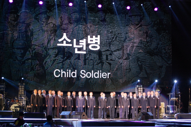 A choir of former child soldiers in the Korean War perform in the DMZ World Peace Concert at Imjingak in Paju, Gyeonggi Province, Saturday. (Yonhap News)