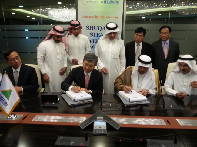 Hyundai Heavy Industries CEO Lee Jae-seong (second from left) signs a $3.3 billion plant deal in Riyadh on Sunday with Saudi Electricity Company chairman Saleh bin Hussein Al Awaji (third from left) to build a thermal build power plant near the Red Sea by 2017. (HHI)