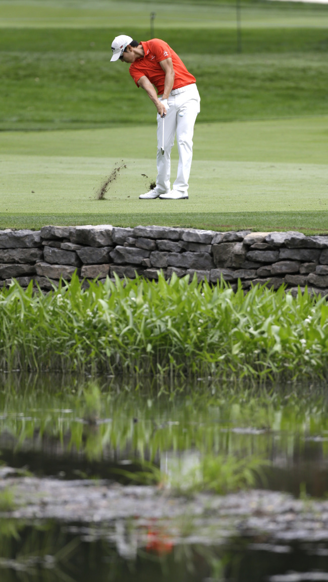 Bae Sang-moon hits to the fifth green during a practice round for the PGA Championship at Oak Hill Country Club in Pittsford, New York, Tuesday. ( AP-Yonhap News)