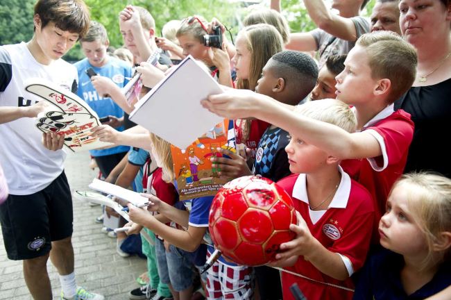 Park Ji-sung signs autographs after his training session on Thursday. (AFP-Yonhap News)