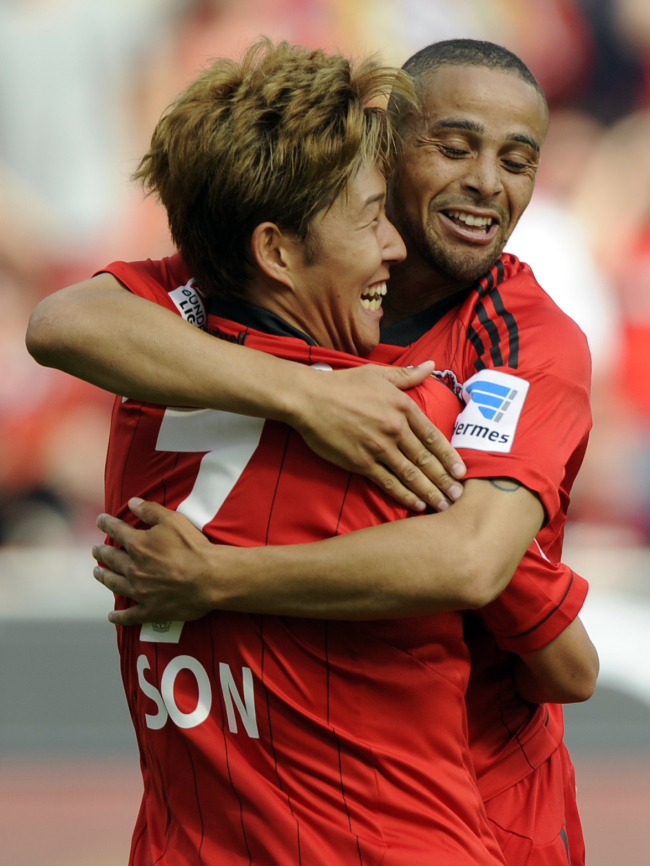 Bayer Leverkusen’s Son Heung-min celebrates his goal with teammate Sidney Sam on Saturday. (AP-Yonhap News)