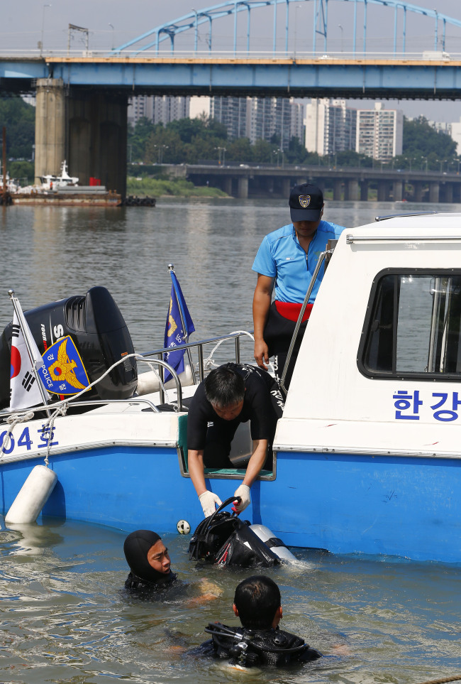 김종률 민주당 충북도당 위원장이 한강에 투신했다는 신고가 접수돼 경찰과 소방당국이 12일 서초구 반포동 서래섬 수상레저 주차장 등에서 조사를 벌이고 있다. (연합뉴스)