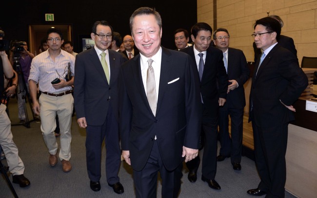 Doosan Group chairman Park Yong-maan, who was elected chairman of the Korea Chamber of Commerce and Industry, walks out of a meeting of KCCI members where they approved the nomination of Park in Seoul on Monday. He replaced Sohn Kyung-shik, co-chairman of CJ Group. (Park Hae-mook/The Korea Herald)