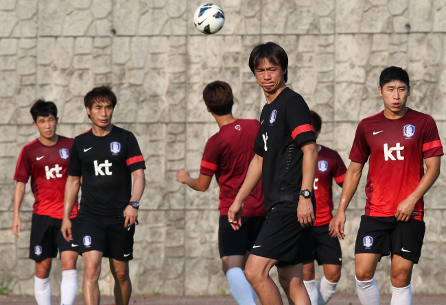 Korea’s head coach Hong Myung-bo runs a practice session at Suwon World Cup Stadium. (Yonhap News)