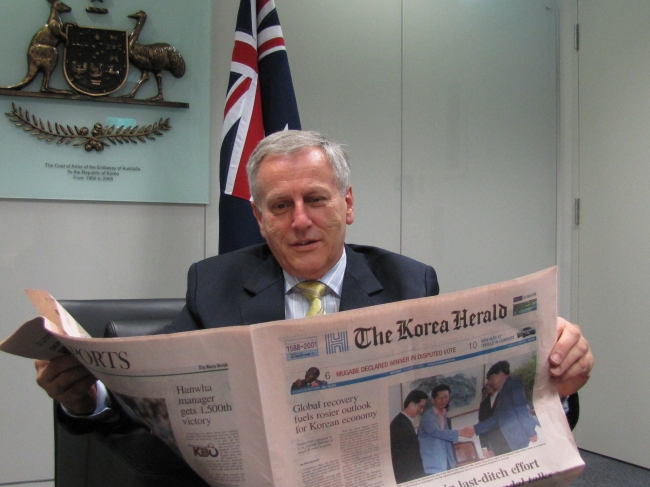 Australian Ambassador to South Korea William Paterson peruses the latest news inside The Korea Herald at the Australian chancery in downtown Seoul on Aug. 5.