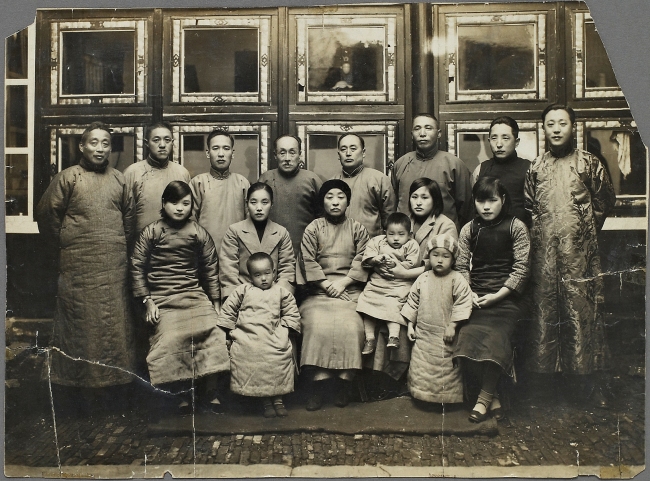 A family photo of Korean independence activist Jeong Jeong-hwa (second from left, first row) taken with Chinese friends of renowned independence activist and politician Kim Ku (Seoul Museum of History)
