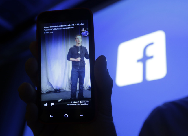 A man displays an HTC First cell phone with the new Facebook mobile interface at Facebook headquarters in Menlo Park, California, Thursday. (AP-Yonhap News)