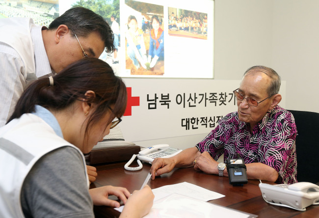 정부가 추석을 전후한 이산가족 상봉 등 인도적 문제를 해결하기 위한 적십자 실무접촉을 공식제안한 가운데 16일 오후 서울 중구 대한적십자사 이산가족민원실에서 유학기(85)씨가 북한에 있는 형제들을 찾기 위해 접수한 신청서를 확인하고 있다.