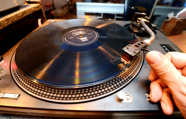 A turntable’s needle is placed on an LP record in Hongdae LP bar The Car with Two Tires. (Park Hyun-koo/The Korea Herald)