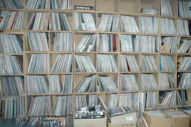 An LP record shop in Hoehyeon Underground Shopping Center in Hoehyeon-dong, Seoul, displays hundreds of records for sale. (Cha Yo-rim/The Korea Herald)