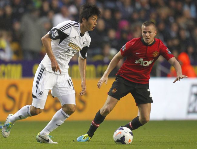 Swansea City’s Ki Sung-yueng heads upfield against Manchester United on Saturday. (AFP-Yonhap News)