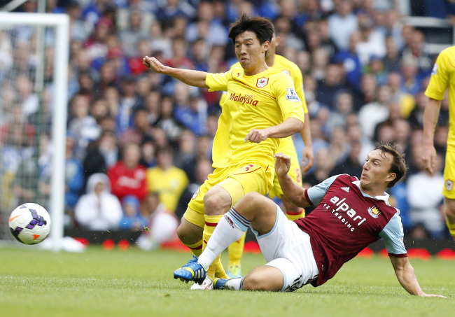 Cardiff City’s Kim Bo-kyung is tackled by West Ham United’s Mark Noble on Saturday. (AP-Yonhap News)