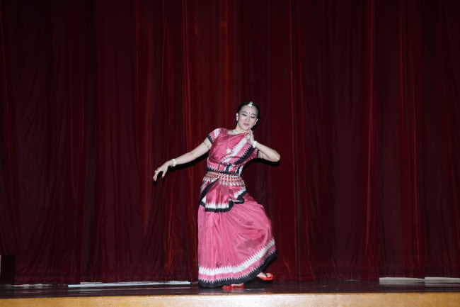 A Korean student from the Indian Cultural Centre performs a traditional Indian dance for a crowd of hundreds during the “Joint India Korea Independence Day Celebrations” at an auditorium above the center in the diplomatic neighborhood of Hannam-dong in Seoul on Thursday