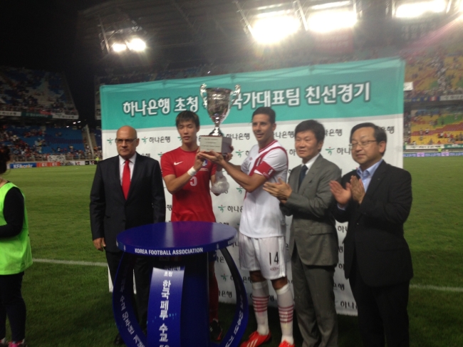 Peruvian Ambassador to South Korea Jaime Pomareda (left) poses for a group photo after a friendly soccer match between the national teams of Peru and South Korea at Suwon World Cup Stadium on Wednesday. (Peruvian Embassy)