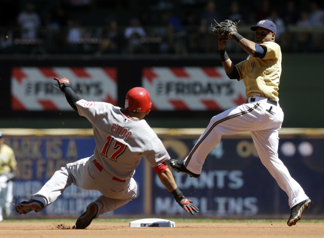 Cincinnati Reds outfielder Choo Shin-soo slides into second base in the first inning on Sunday. The Korean went 2 for 2 with three walks. (AP-Yonhap News)