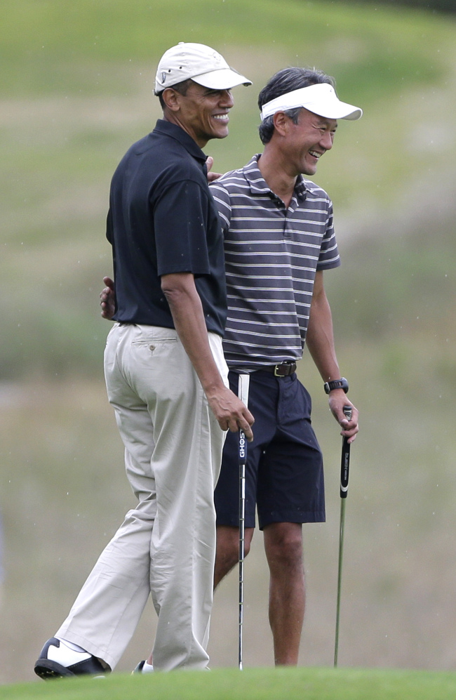 President Barack Obama (left) walks with attorney Eunu Chun (right), while golfing at Vineyard Golf Club in Edgartown, Martha’s Vineyard, Massachusetts, Sunday. (AP-Yonhap News)