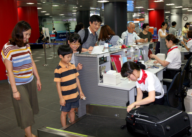 Travelers headed for Incheon International Airport check in their luggage at the Seoul Station city air terminal. (Incheon Airport Railroad Express)