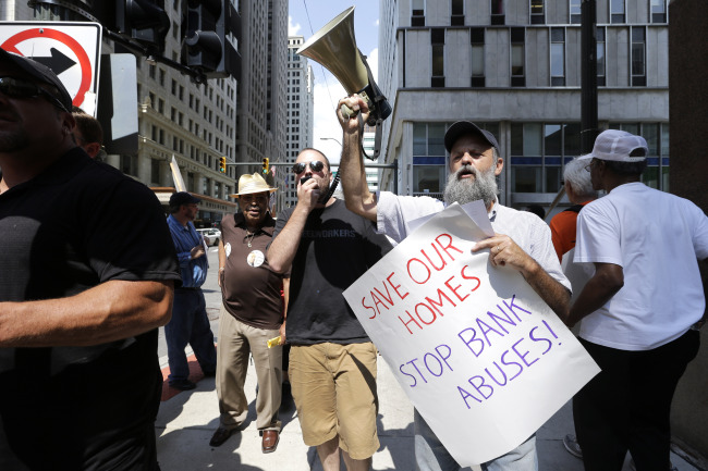 Protesters rally in downtown Detroit on Monday. (AP-Yonhap News)